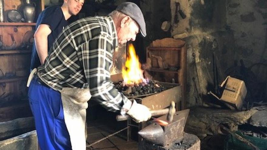 Hombre trabajando en una herrería
