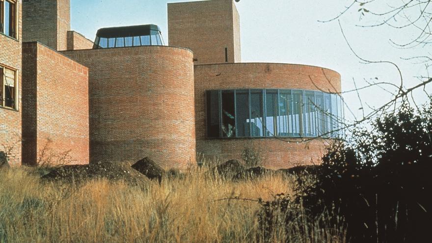 edificio fachada exterior comunicaciones