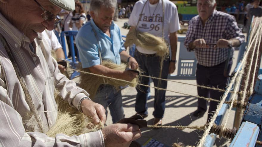 Feria Agromadrid. Imagen Pascal Janin un grupo de hombres en una demostración de hilado de esparto