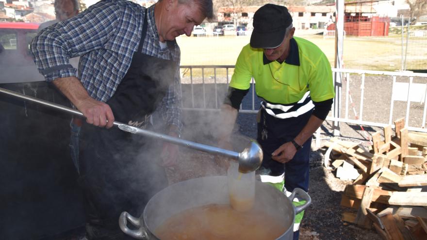 Cocinando el tradicional cocida en la plaza