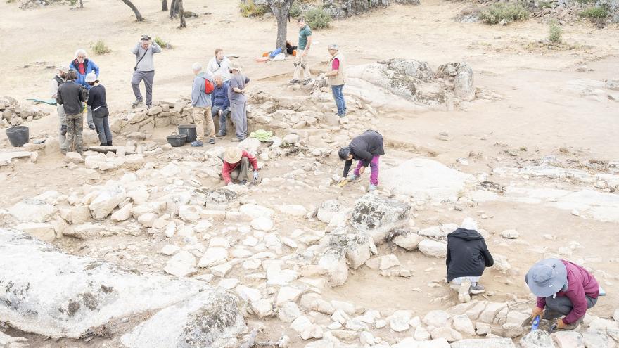 Arqueólogos en una excavación