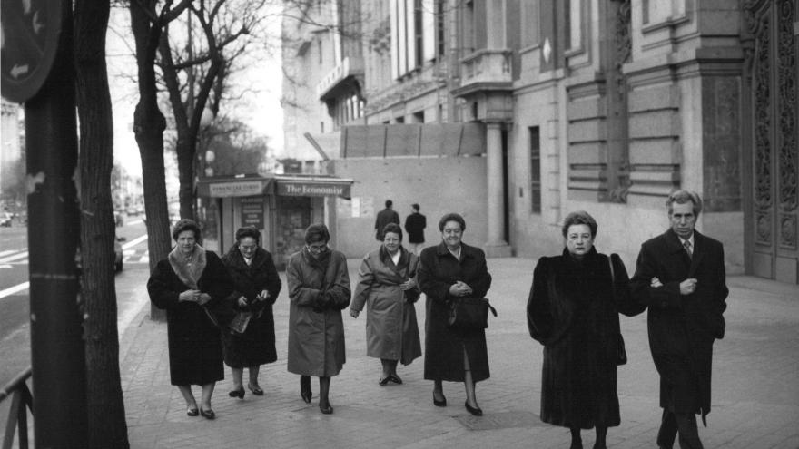 Personas con ropa de abrigo andando por la calle