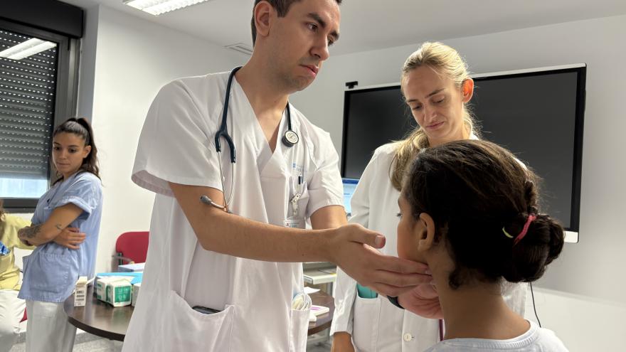 Pediatras realizando palpación de ganglios cervicales a niña saharaui