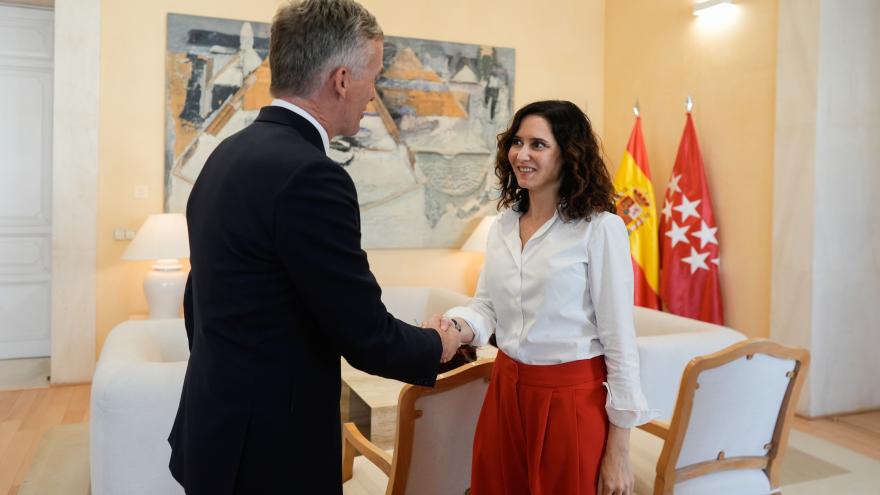 Díaz Ayuso se reúne con el embajador de Reino Unido en España para seguir estrechando relaciones políticas y comerciales La presidenta Isabel Díaz Ayuso