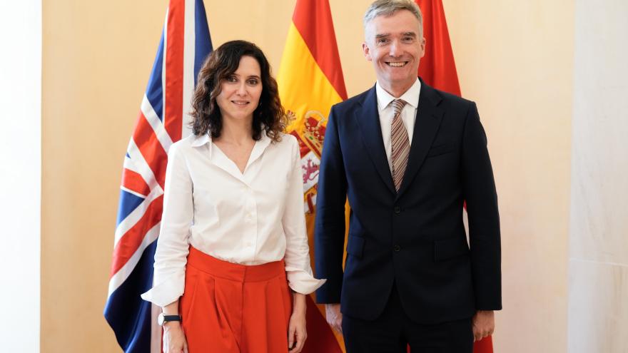 Díaz Ayuso se reúne con el embajador de Reino Unido en España para seguir estrechando relaciones políticas y comerciales La presidenta Isabel Díaz Ayuso