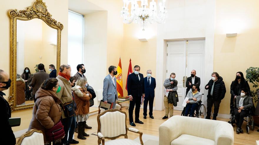 El consejero junto a los asistentes a la visita