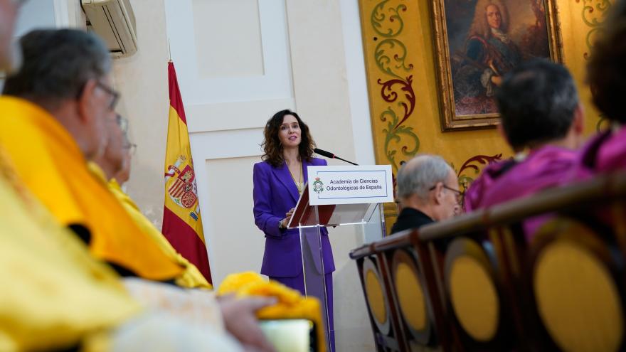 La presidenta Isabel Díaz Ayuso junto a los miembros de la Academia de Ciencias Odontológicas de España