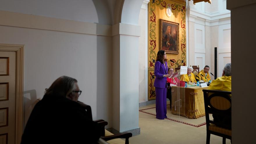 La presidenta Isabel Díaz Ayuso junto a los miembros de la Academia de Ciencias Odontológicas de España