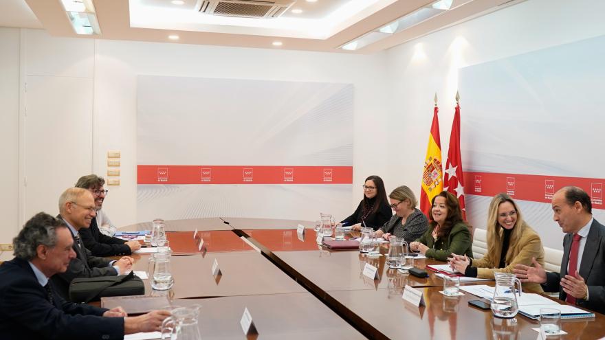 La consejera Fátima Matute junto con los representantes del Colegio de Médicos de Madrid