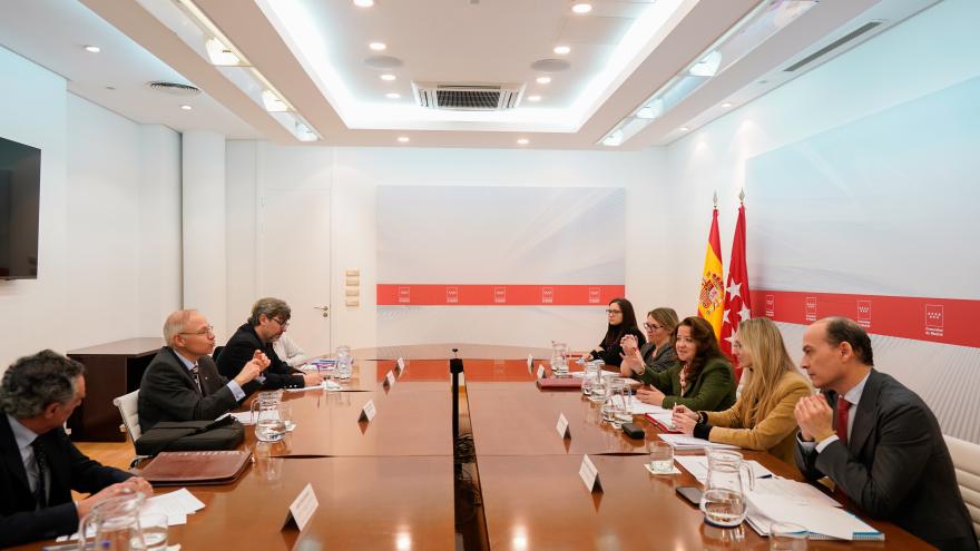 La consejera Fátima Matute junto con los representantes del Colegio de Médicos de Madrid