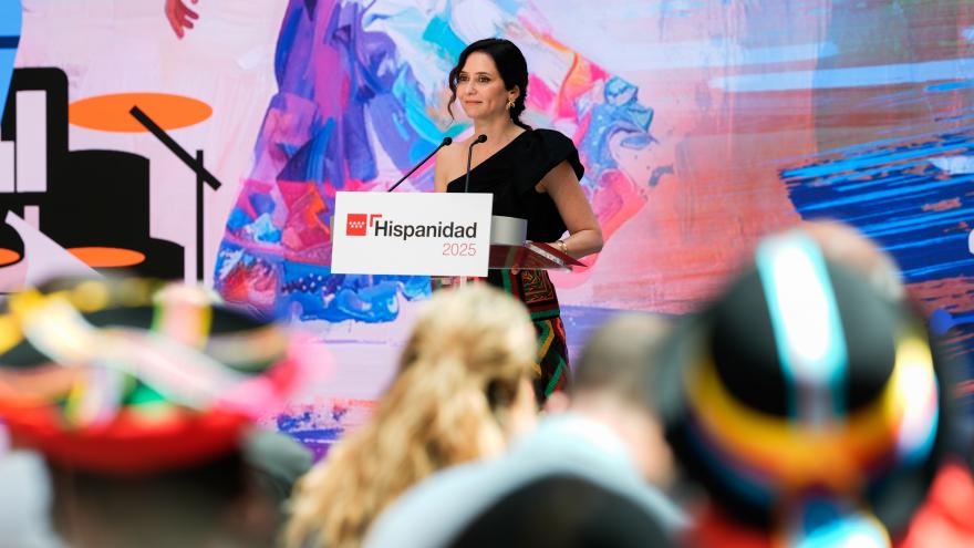 Díaz Ayuso presenta Hispanidad 2025: “La Hispanidad está viva y sigue creciendo. Y no será porque no hayan intentado distanciarnos” • La ganadora de nueve premios Grammy será también la pregonera de este evento que, además, contará con más de 150 activida La presidenta Isabel Díaz Ayuso