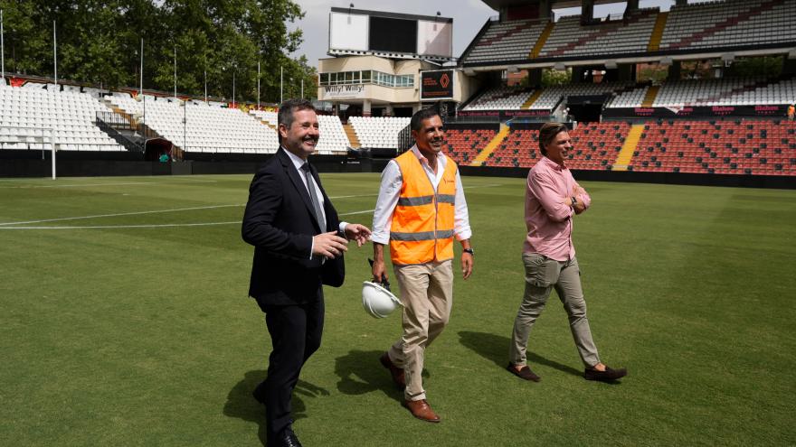La Comunidad de Madrid concluye las obras de renovación del Estadio de Vallecas que permiten al Rayo disputar la Conference League El consejero Mariano de Paco