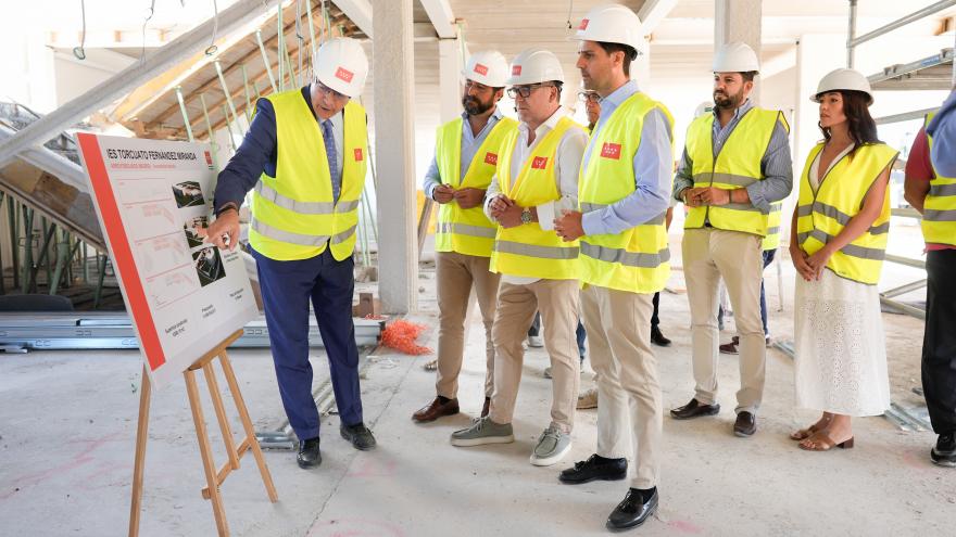 La Comunidad de Madrid invierte 10,5 millones para sumar 810 nuevas plazas escolares públicas en Arroyomolinos El consejero de Educación