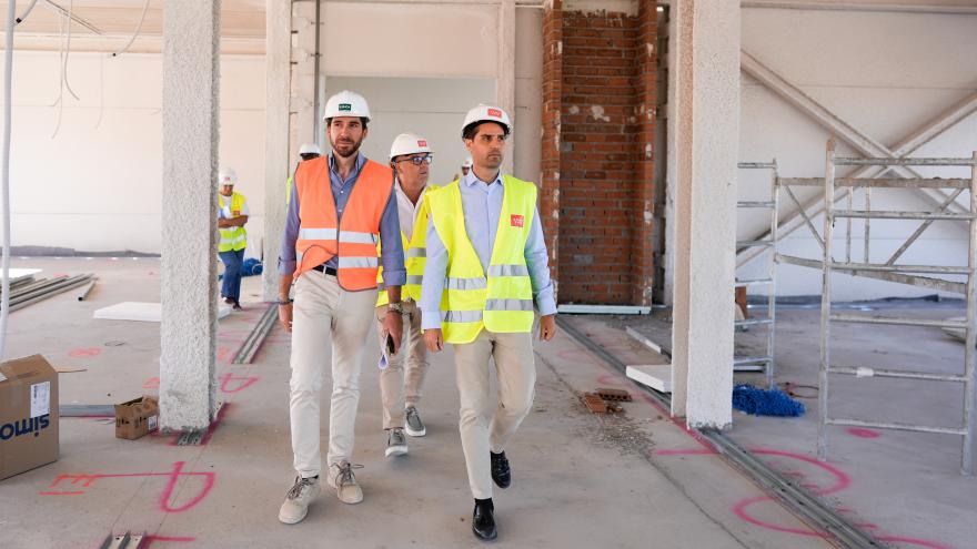 La Comunidad de Madrid invierte 10,5 millones para sumar 810 nuevas plazas escolares públicas en Arroyomolinos El consejero de Educación