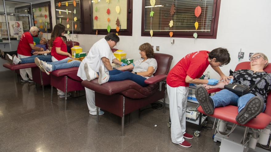 Usuarios y profesionales han acudido durante todo el día a donar a Banco de Sangre.