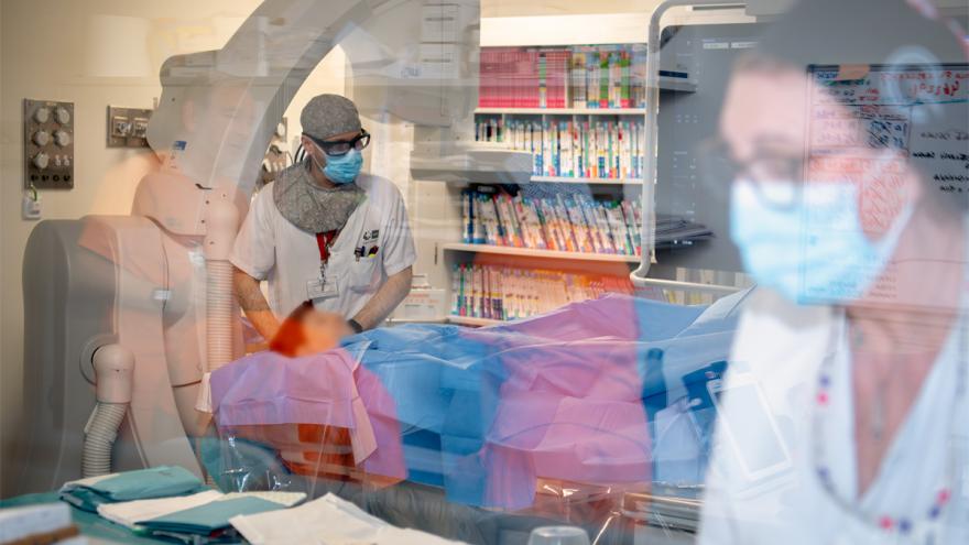 El Servicio de Cardiología cuenta con una amplia trayectoria en fibrilación auricular Profesionales sanitarios realizando la técnica