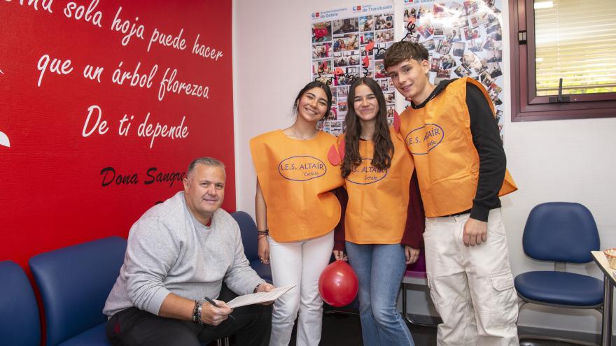 Donante y estudiantes del IES Altaír de Getafe