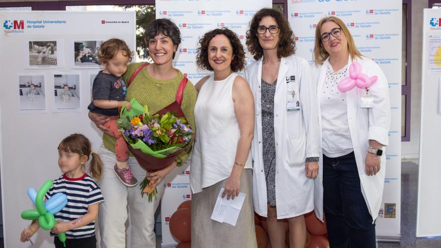 Segunda ganadora y autoridades del Hospital de Getafe