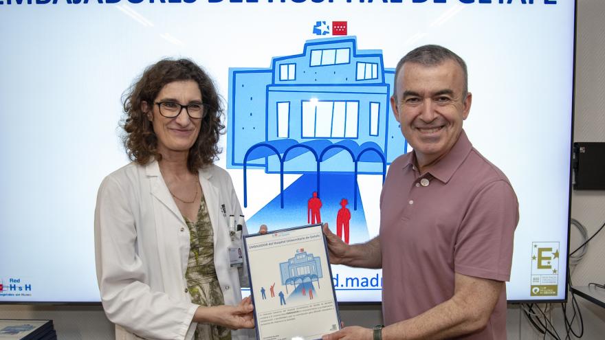 Entrega de diploma acreditativo a embajador HUG