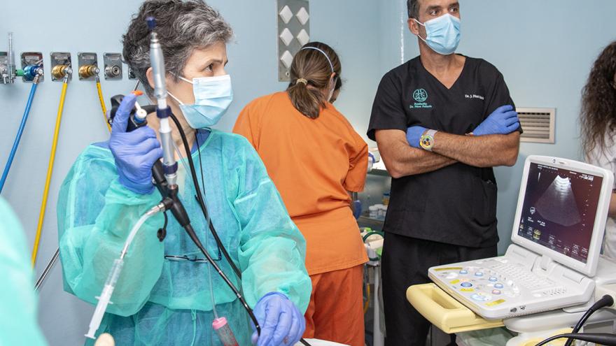 Especialistas realizando la nueva técnica de Neumología