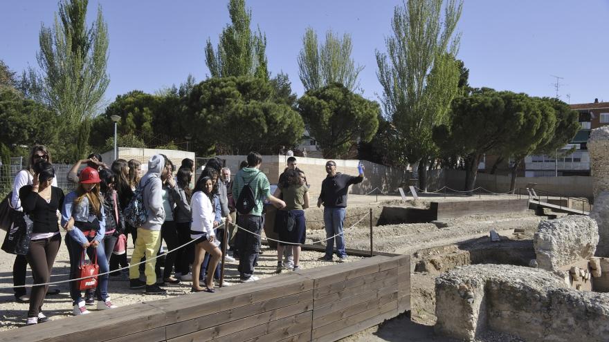 grupo de jóvenes visitando yacimiento arqueológico