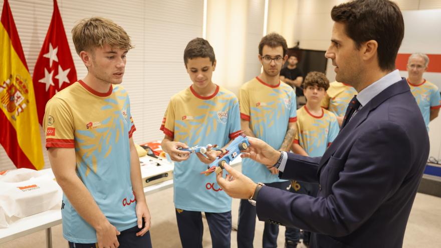La Comunidad de Madrid apoya a los alumnos del instituto público de Fuenlabrada finalistas de la competición F1® in Schools El consejero de Educación, Ciencia y Universidades