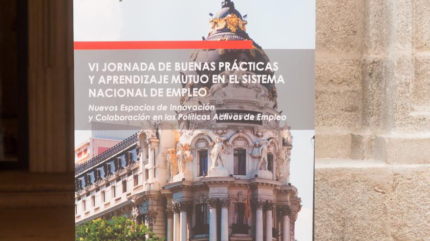 Roll up conmemorativo para señalizar la entrada a la Sexta Jornada en la Portada del Palacio de Santoña