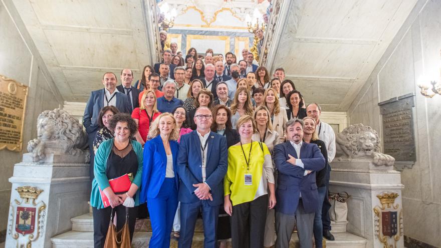 Foto de familia de los participantes en la VI Jornada de BBPP del SNE en la escalera del Palacio de los Duques de Santoña