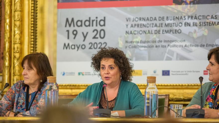 Marta Roldán, Directora General de Formación Profesional para el Empleo, Castilla -La Mancha, con otras dos representantes