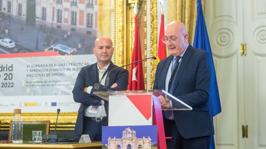 Jean-Pierre Calais, Jefe de Proyecto y Olivier Pelvoizin, Director de Experiencia de Usuario, ambos de Pôle Emploi en su ponencia