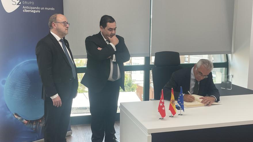 La Comunidad de Madrid incorporará en su nueva Estrategia Digital un capítulo específico sobre ciberseguridad El consejero firmando un libro