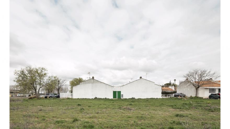 Una foto de Adriana Martínez donde se ven los laterales de dos casas blancas