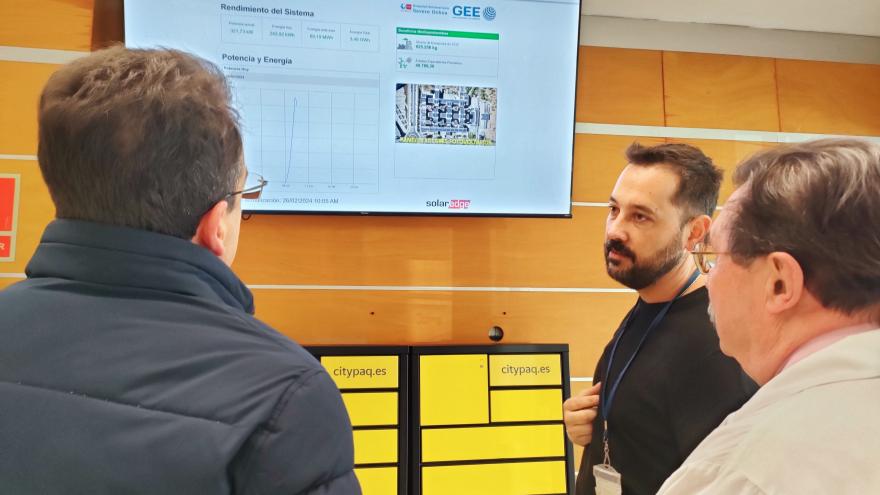 Visita del alcalde de Leganés a la planta fotovoltaica del Hospital Severo Ochoa
