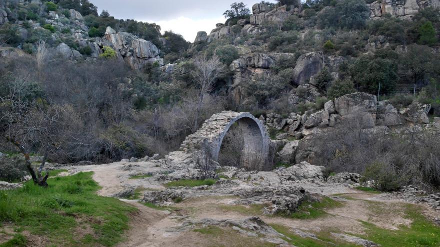 Una foto en la que se ven unas piedras y un cruce 