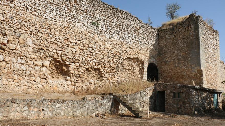 muralla y torre con puerta de acceso