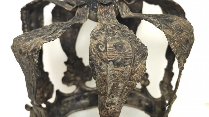 imagen de una corona de plata decorada en mal estado de conservación
