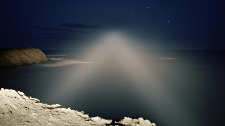 Rayos de luz entre nubes