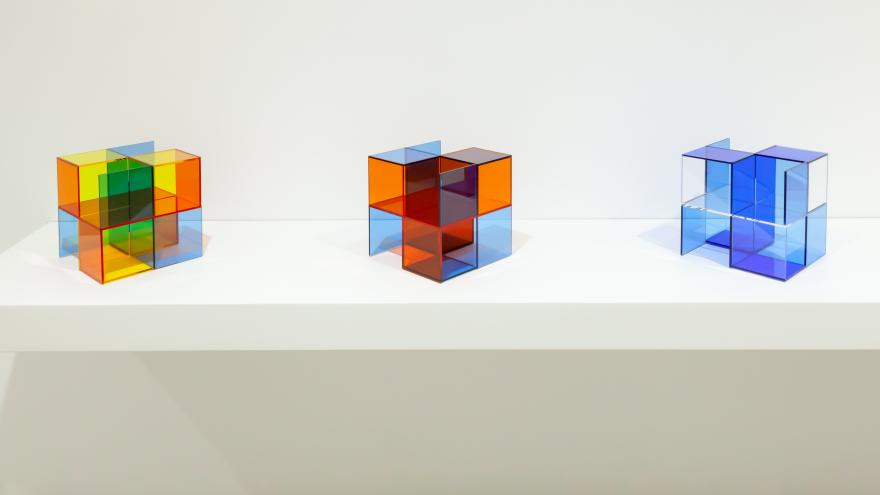 3 cubos de metacrilato en distintos colores