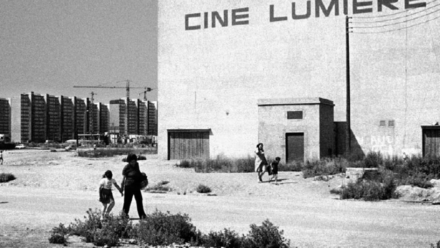 Vista de un barrio periférico con un cine que se llama Lumiere
