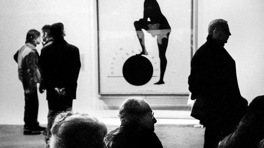 Visitantes en una exposición de arte moderno