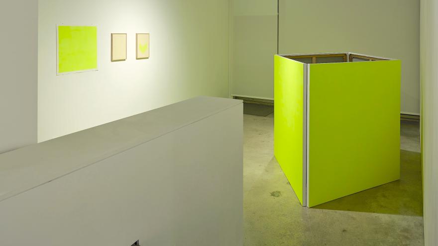 Sala de exposiciones con estructuras de colores