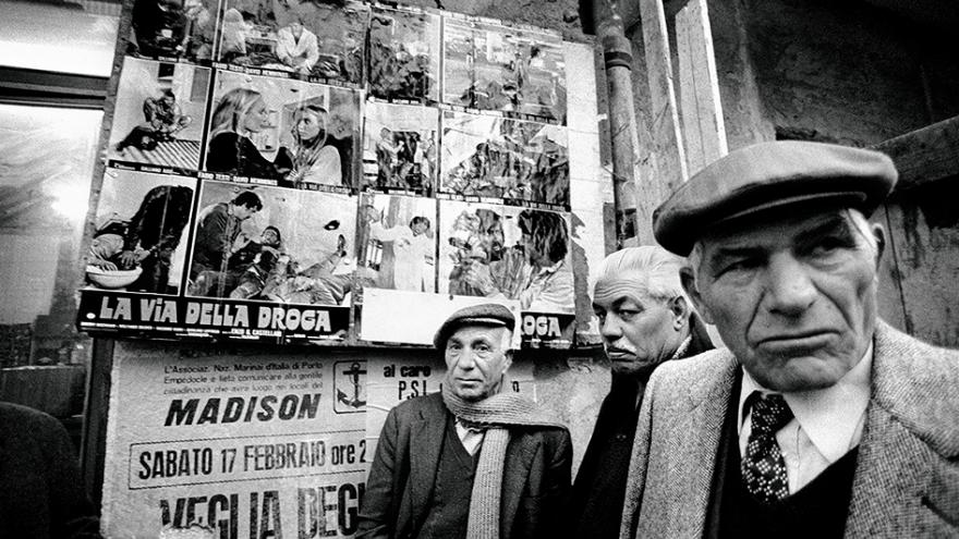 Tres hombres fotografiados en la calle