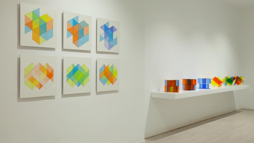 Sala de exposiciones con cuadros abstractos coloridos