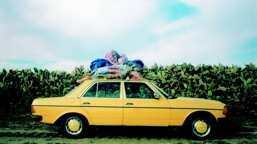 Coche amarillo con carga en la baca