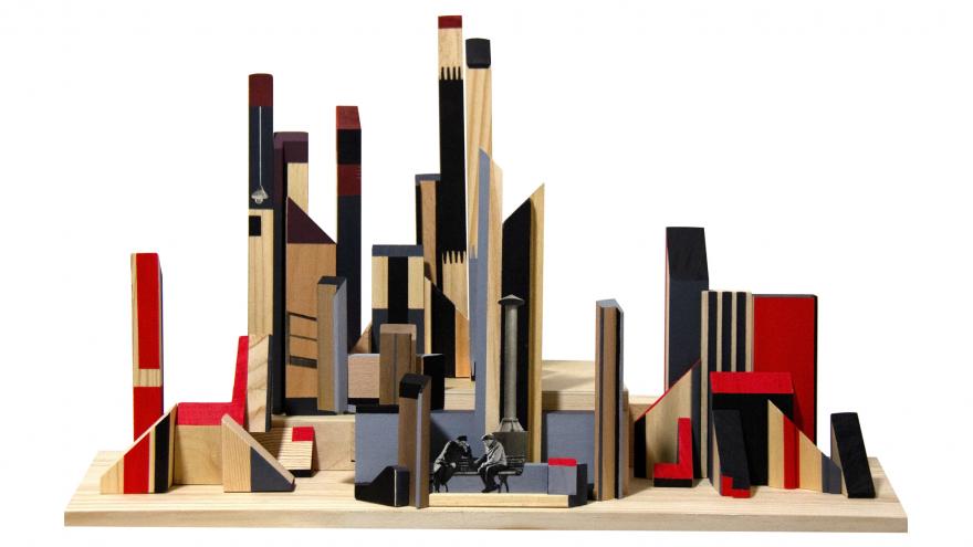 Estructuras verticales de madera coloreada