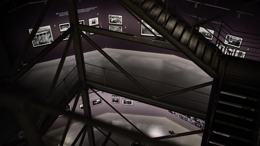 Sala de exposiciones con escaleras