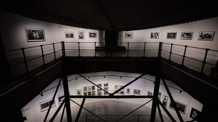 Sala de exposiciones con escaleras