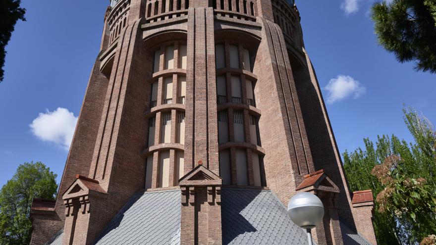 Edificio de ladrillo con lonas publicitarias de la exposición