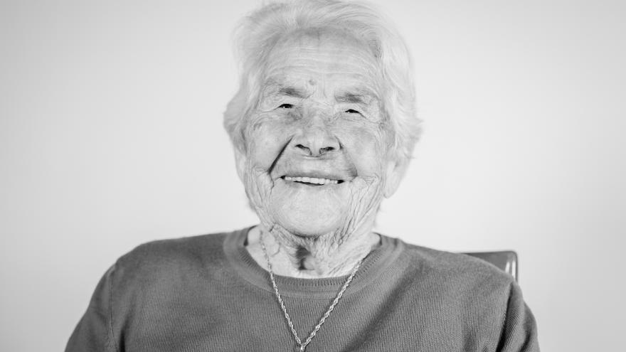 Anciana sonriente posando para el fotógrafo