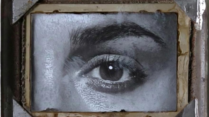 Ojo izquierdo de una mujer